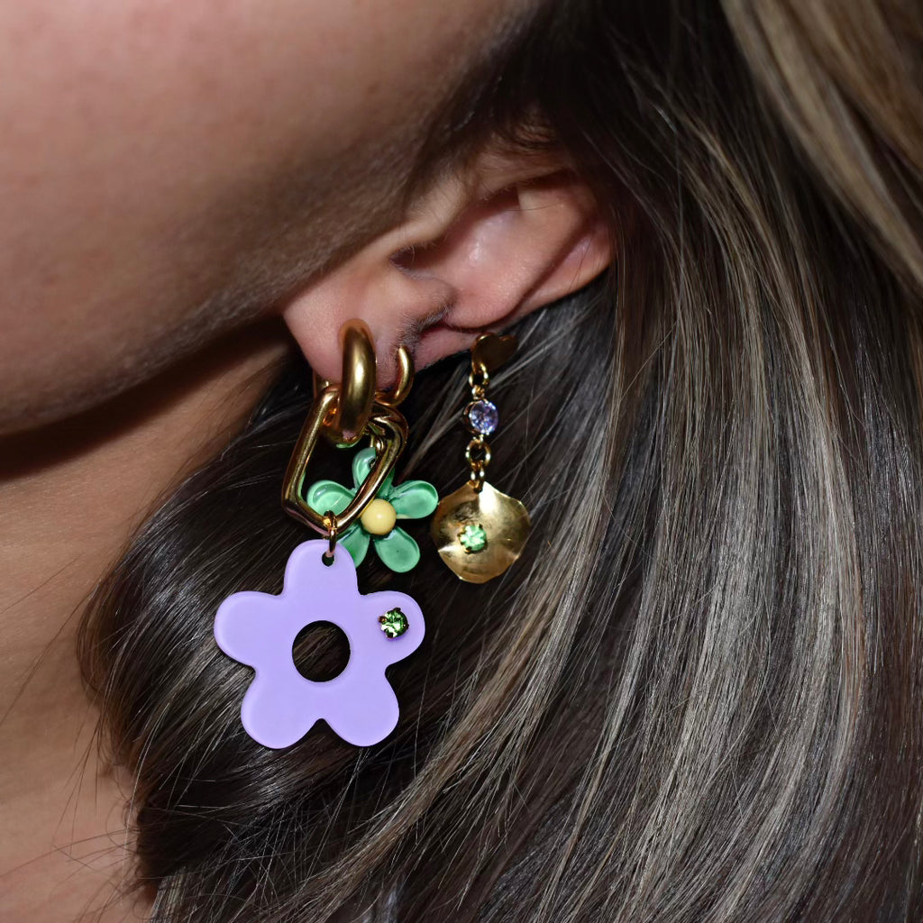 OORBEL MET PAARSE BLOEM